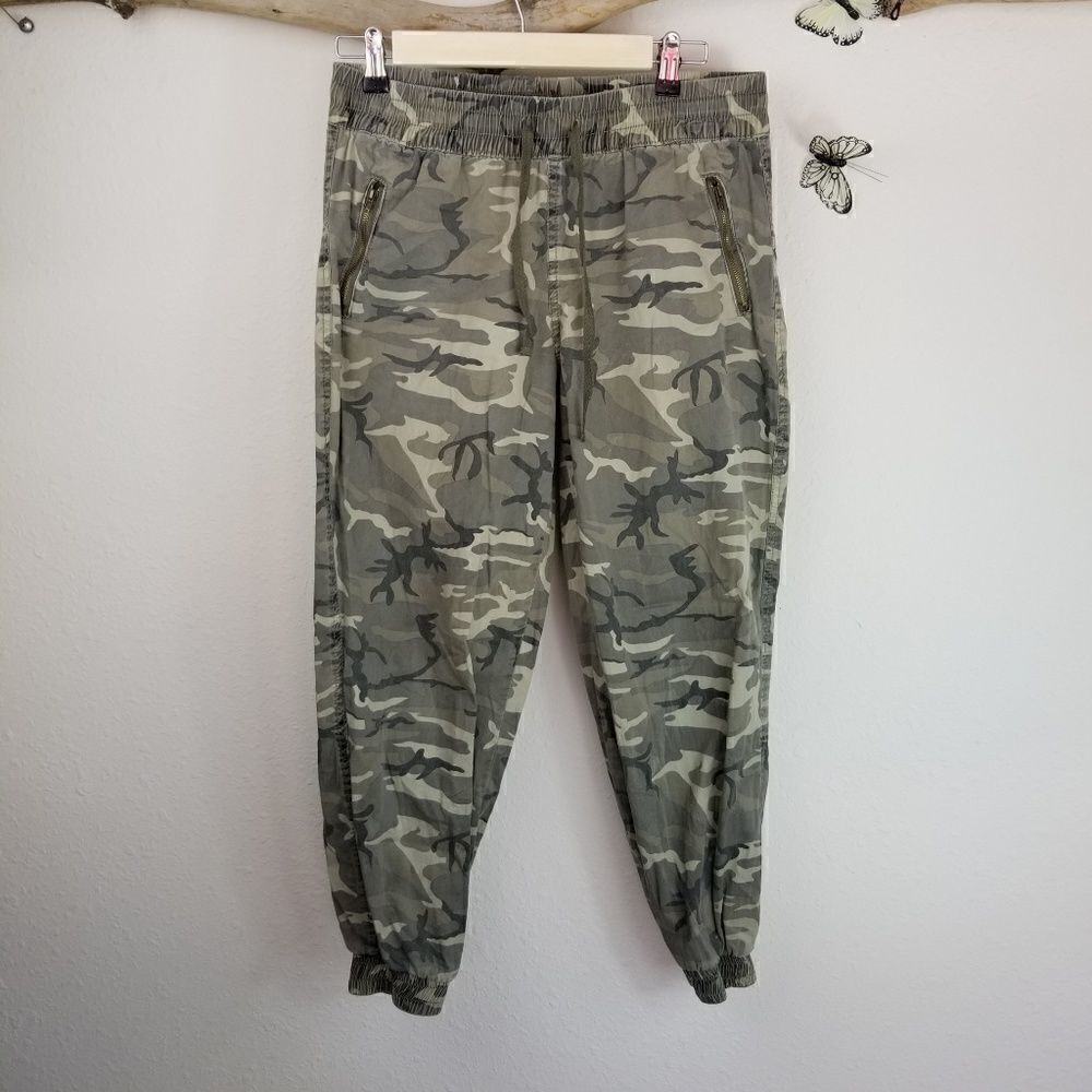 Kiss & cry camouflage joggers